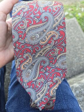 Classic Red Paisley Silk Tie - Men's Accessory